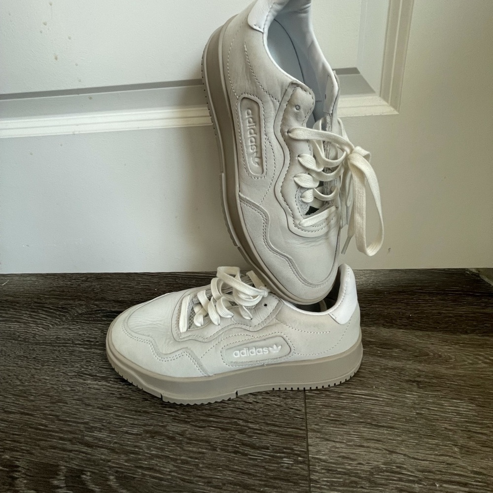 Old school Adidas shoes, Size 7 can also fit 7 1/2 - Picture 1 of 2